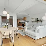 Apartment 2 Bedroom Cozy In *