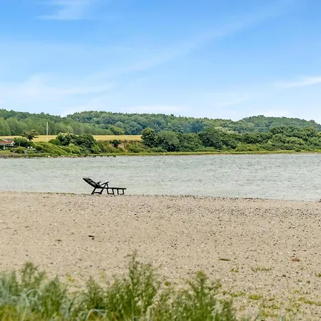 2 Bedroom Cozy In Lägenhet